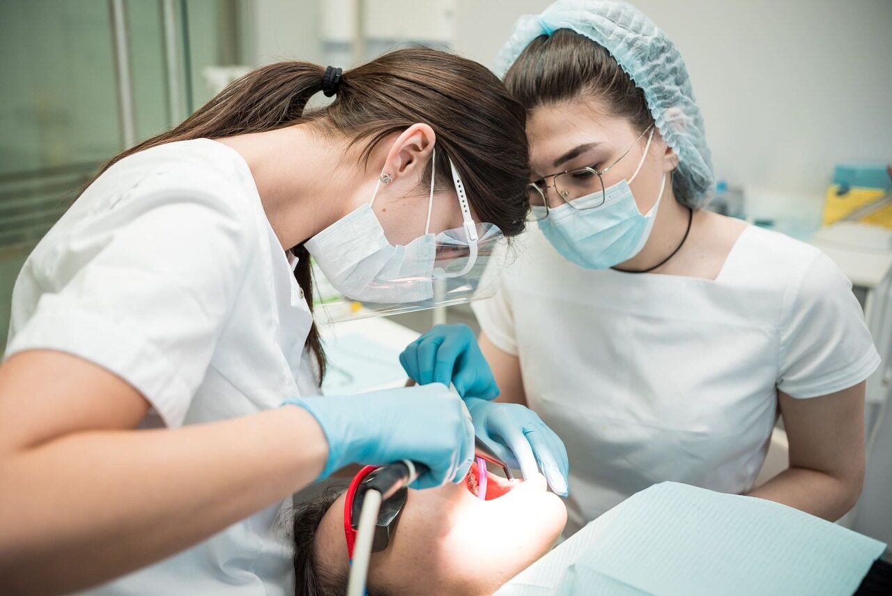 Профессиональная чистка зубов в клинике Ортолайк